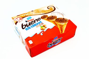 Pescara, İtalya 7 Mayıs 2020 Kinder Bueno Dondurması. Kinder, Ferrero 'nun bir gıda ürünüdür. Kinder Dondurması, Ferrero ve Unilever arasındaki bir işbirliğidir.