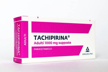 Roma, İtalya 10 Şubat 2022: bir kutu TACHIPIRINA 1000 mg fitil. Tachipirina parasetamol içeriyor, ateş ve ağrıyı tedavi etmek için kullanılan bir ilaç. İmalat: Angelini Pharma, İtalya