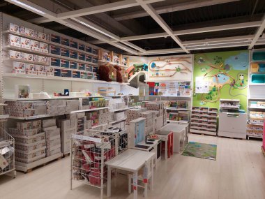 San Giovanni Teatino, İtalya 26 Nisan 2022: İtalya 'daki IKEA mağazasının iç görünümü. Ikea dünyanın en büyük mobilya perakendecisi ve mobilya montajı için hazır satıyor. İnsan Yok