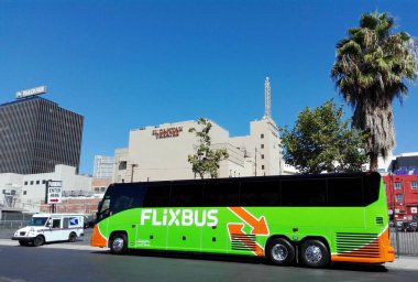 HOLYWOOD, Los Angeles, California - 19 Eylül 2018: Hollywood 'daki FLIXBUS Otobüsü