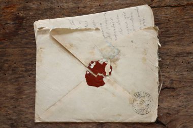 Roma, İtalya - 15 Mart 2022: 1800 'lerin orijinal ahşap arka planında Eski Zarf ve Mektup
