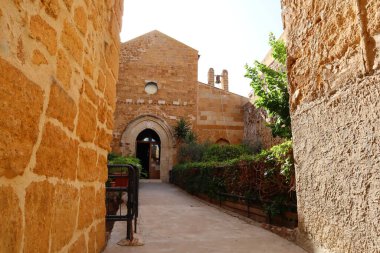 Agrigento, Sicilya, İtalya - 15 Ağustos 2019: Piazza Teatro Luigi Pirandello Sarayı manzarası altın ışıklı günbatımında İtalya Sicilya tatili