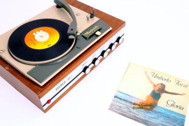 Pescara, İtalya 28 Nisan 2020: 1970 Vinil Record SIGNAL Etiketi 1966 MONARCH Plak Oynatıcı