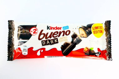 Pescara, İtalya 29 Kasım 2019 Kinder Bueno Dark Chocolate Limited Edition. Kinder, Ferrero tarafından İtalya 'da üretilen bir gıda ürünüdür.