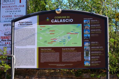 Rocca Calascio, İtalya - 12 Mayıs 2022: Dağlık ortaçağ kalesi Rocca Calascio için turist bilgi tabelası. Rocca Calascio Kalesi, Gran Sasso Ulusal Parkı 'nda yer almaktadır.