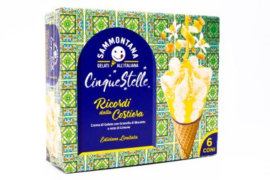 Pescara, İtalya 7 Şubat 2021: Limonlu Cinque Stelle Dondurma. Cinque Stelle, Sammontana tarafından üretilen İtalyan dondurmasıdır.