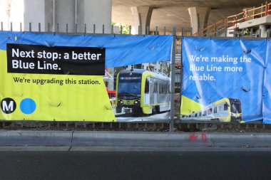 Los Angeles, California - 21 Mayıs 2019: Willowbrook Rosa Metro İstasyonu 'nun yenileme projesi için duvar posteri