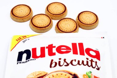 Pescara, İtalya 9 Aralık 2019: Fındıklı bisküvi, fındık ezmeli çıtır kurabiyeler ve Ferrero yapımı kakao