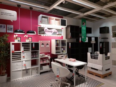 San Giovanni Teatino, İtalya 26 Nisan 2022: İtalya 'daki IKEA mağazasının iç görünümü. Ikea dünyanın en büyük mobilya perakendecisi ve mobilya montajı için hazır satıyor. İnsan Yok