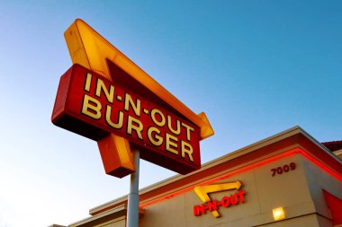 Hollywood, California - 6 Ekim 2019 Hollywood Sunset Bulvarı 'nda In-N-Out BURGER. Öncelikli olarak Güneybatı ve Pasifik Sahili 'nde konumları olan Amerikan Fast Food Restoranlar zinciri.