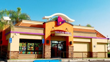 Los Angeles, Kaliforniya 10 Ekim 2019 TACO Fast food restoranı. Taco Bell, Meksika 'da taco, burrito, quesadilla ve nachos içeren değişik yemekler sunar.