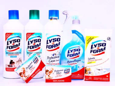 Pescara, İtalya 25 Nisan 2020: LYSOFORM Household Dezenfektanları. LYSOForm Unilever 'in bir markasıdır.