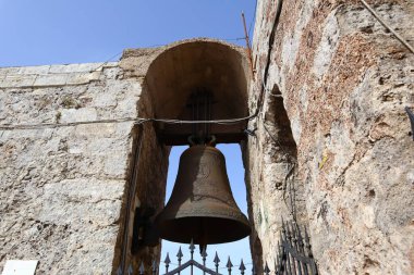 Erice, Sicilya (İtalya) - 3 Temmuz 2022: King Frederick 's Bells Tower of Real Duomo (Real Chiesa Madrice Insigne Collegiata)