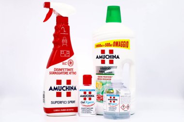 Pescara, İtalya 27 Şubat 2020: AMUCHINA gel XGERM El Dezenfektanı ve ev temizlik deterjanı. AMUCHINA, ACRAF ANGELINI Pharma 'nın İtalyan markasıdır.