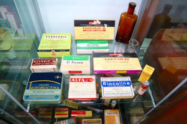 Eczane, sergilenen eski ilaçlar. 