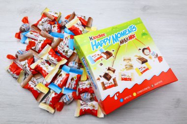 Pescara, İtalya 18 Temmuz 2019 Kinder mini barları, mini Bueno ve Schoko-Bons Çikolatası. Kinder, Ferrero tarafından İtalya 'da üretilen bir üründür.