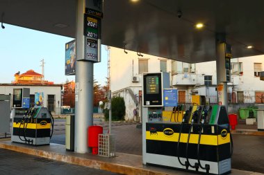 Pescara, İtalya 20 Mart 2022 ENI Benzin İstasyonu. ENI, çok uluslu bir İtalyan petrol ve doğalgaz şirketi.