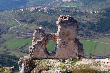 Rocca Calascio Kalesi dağın tepesindeki bir kaledir.