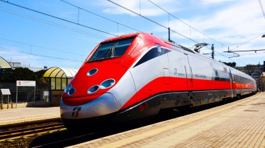 Pescara, İtalya 18 Nisan 2022: Trenitalia, İtalya 'dan Şehirler Arası İtalyan Treni
