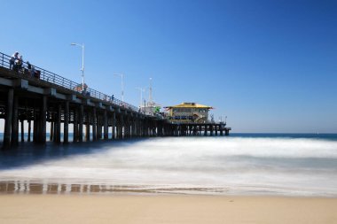Santa Monica, California - 4 Ekim 2019: Sahilden Santa Monica İskelesi manzarası