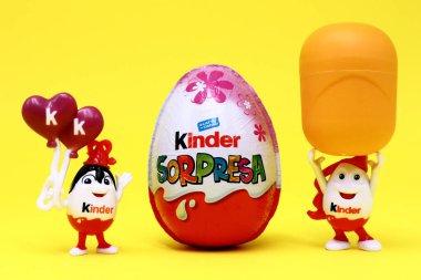 Alba, İtalya 11 Mart 2021: Kinder Sürpriz Çikolata Yumurtaları. Kinder Surprise, Ferrero tarafından İtalya 'da üretilen bir üründür.