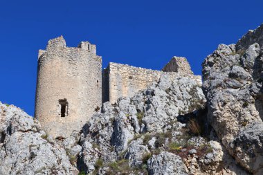 Rocca Calascio Kalesi dağın tepesindeki bir kaledir.