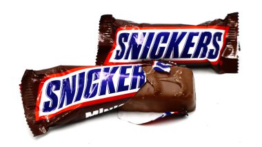 Roma, İtalya 9 Kasım 2021: Snickers çikolataları beyaz arka planda izole edildi. Samanyolu, Mars Anonim Şirketi 'nin bir markasıdır.
