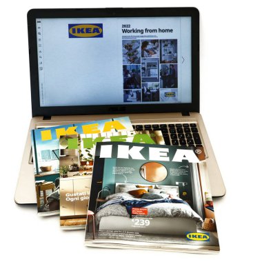Roma, İtalya 14 Eylül 2021: IKEA dijital ve baskı katalogları. IKEA dünyanın en büyük mobilya perakendecisi ve mobilya montajına hazır satıyor.