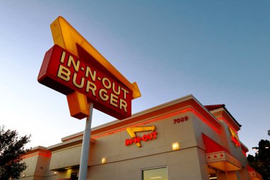 Hollywood, California - 6 Ekim 2019 Hollywood Sunset Bulvarı 'nda In-N-Out BURGER. Öncelikli olarak Güneybatı ve Pasifik Sahili 'nde konumları olan Amerikan Fast Food Restoranlar zinciri.
