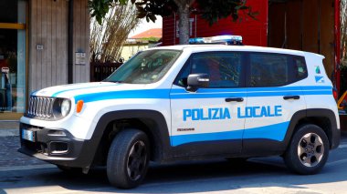 Ponza, İtalya - 3 Eylül 2020: İtalyan polis Jeep Renegade arabası