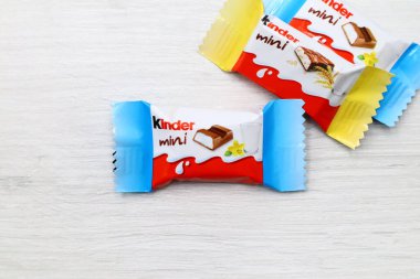 Pescara, İtalya 18 Temmuz 2019: Kinder Chocolate mini barları. Kinder, Ferrero tarafından İtalya 'da üretilen bir üründür.