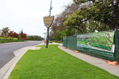 Beverly Hills, California - 12 Mayıs 2019: Beverly Hills Tabelasının Santa Monica Bulvarı 'ndaki Beverly Gardens Park manzarası