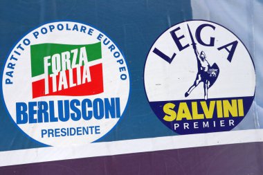 Pescara, İtalya Eylül 2022: İtalya 'da 25 Eylül 2022 genel seçimleri için Siyasi Partilerin duvar posterleri