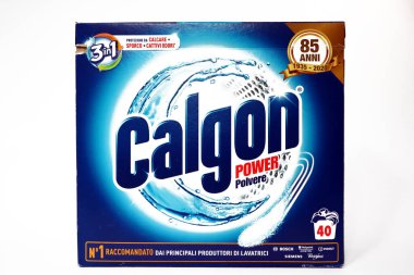 Roma, İtalya 15 Şubat 2022: CALGON enerji deterjanı kutusu. Calgon bir Reckitt Benckiser markasıdır.