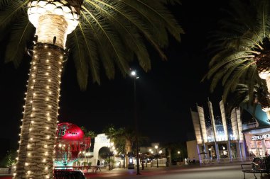 Universal City, Los Angeles, California - 12 Mayıs 2019: UNIVERSAL STÜDIOS CITYWALK eğlence ve perakende bölgeleri Gece
