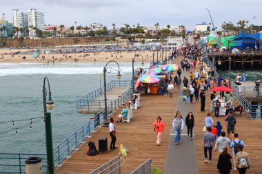 Santa Monica, Los Angeles, Kaliforniya - 17 Mayıs 2019: Santa Monica İskelesi üzerindeki Pasifik Parkı manzarası