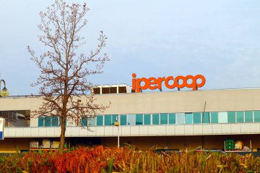 San Giovanni Teatino, İtalya 27 Mart 2022: IPERCOOP Süpermarket, market ve tüketici ürünleri
