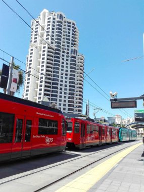 SAN DIEGO, California - 12 Eylül 2018: MTS Metropolitan Transit Sistem Yeşil Hat Trolley SANTA FE Depo İstasyonu, San Diego, Kaliforniya