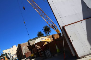 Beverly Hills, California - 11 Ekim 2019: Wilshire / La Cienega Metro İstasyonu, Wilshire Bulvarı ve La Cienega Bulvarı 'nın köşesinde inşaat halindeki Purple Line uzantısı, Beverly Hills