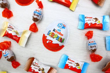 Pescara, İtalya 20 Temmuz 2019 Kinder Surprise, Kinder mini barları, mini Bueno ve Schoko-Bons çikolataları. Kinder, Ferrero tarafından İtalya 'da üretilen bir üründür..