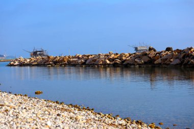Trabocchi kıyısında, Trabocco Marina di San Vito Chietino 'da. Trabocco, İtalya 'nın Abruzzo kentinin Adriyatik Denizi kıyısında bulunan geleneksel ahşap balıkçı evidir.