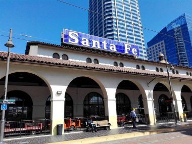 SAN DIEGO, California - 12 Eylül 2018: SAN DIEGO, California - 12 Eylül 2018: San Diego SANTA FE Depot Trenleri ve Trolleys İstasyonu