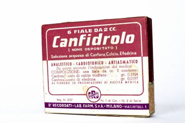 Milan, İtalya 3 Mart 2022: 1950 'lerin klasik CANFIDROLO şişeleri analitik, kardiyonik ve antiastım için Efedrin içeren kutu ilaçları. Dr. RECORDATI S.P.A. - Milan (İtalya)