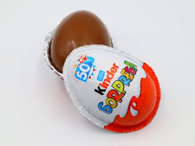 Pescara, İtalya 5 Mart 2019 Kinder Sürpriz Çikolatalı Yumurtalar. Kinder Surprise, Ferrero tarafından İtalya 'da üretilen bir üründür.