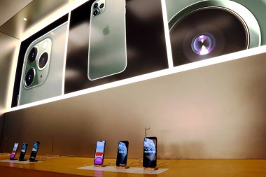 Los Angeles, Kaliforniya - 10 Ekim 2019: Los Angeles 'taki Apple Store' da yeni iPhone 11