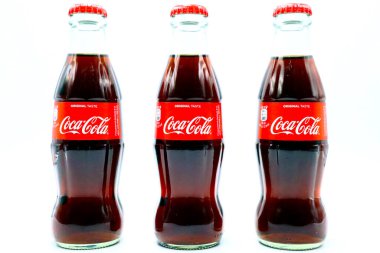 Pescara, İtalya 1 Ocak 2020: COCA-COLA Orijinal Tat Şişeleri. Coca-Cola ve şişe tasarımları Coca-Cola Şirketi 'nin markasıdır.