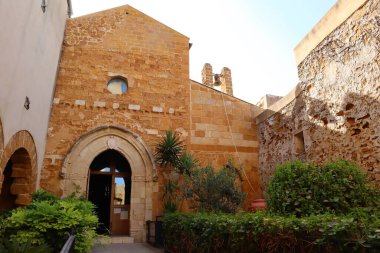 Agrigento, Sicilya, İtalya - 15 Ağustos 2019: Piazza Teatro Luigi Pirandello Sarayı manzarası altın ışıklı günbatımında İtalya Sicilya tatili