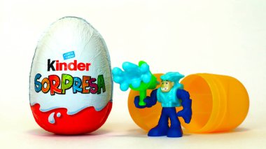 Alba, İtalya 11 Mart 2021: Kinder Sürpriz Çikolata Yumurtaları. Kinder Surprise, Ferrero tarafından İtalya 'da üretilen bir üründür.