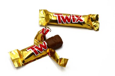 Roma, İtalya 9 Kasım 2021: Beyaz arka planda izole edilmiş TWIX çikolatası. Twix, Mars Anonim Şirketi 'nin bir markası.