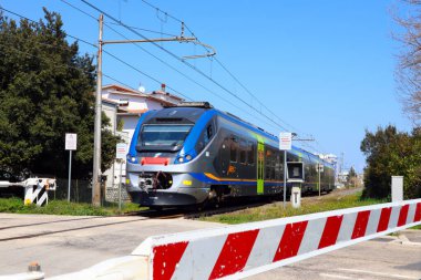 Pescara, İtalya 18 Nisan 2022: Trenitalia, İtalya 'dan Şehirler Arası İtalyan Treni